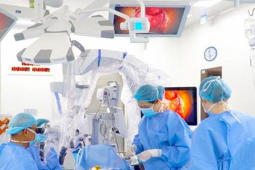 Cấy ốc tai điện tử cho bé 15 tháng bị điếc bẩm sinh