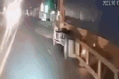 Trèo qua dải phân cách để sang đường, người đàn ông nhận kết cục thương tâm