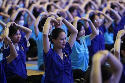 Mãn nhãn với màn đồng diễn Yoga của 700 mẹ bầu ở Hà Nội