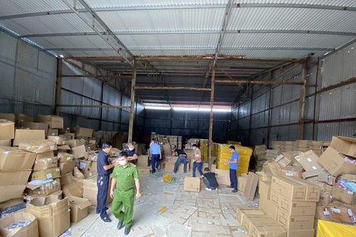 Tạm giữ số thuốc lá điện tử nhập lậu lớn nhất từ trước tới nay