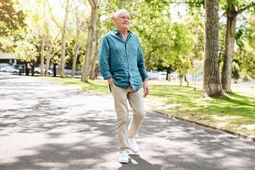 Khó rẽ khi đi bộ có thể là dấu hiệu sớm của bệnh Alzheimer