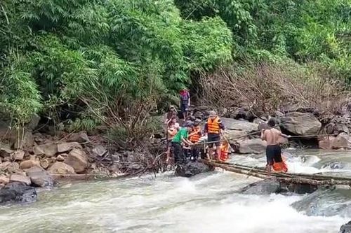 Rủ nhau đi tắm suối, một người tử vong
