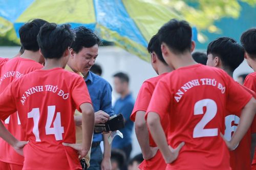 Thầy Hiệu trưởng 'thưởng nóng' toàn đội sau chiến thắng giòn giã