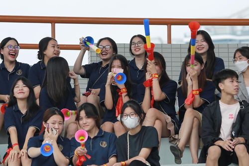 Dàn cổ động viên THPT Xa La nổi bật trên khán đài sân Tây Hồ