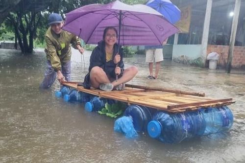 Quảng Nam: Người dân tự chế tạo bè tránh lũ