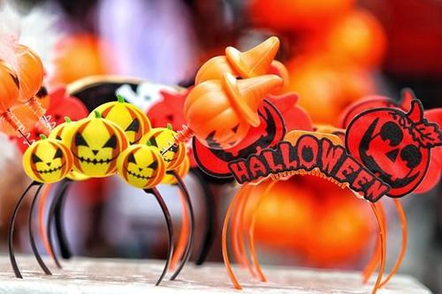 Phố Hàng Mã tràn ngập đồ chơi 'độc' trước ngày Halloween