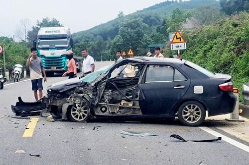 Xe ô tô tập lái va chạm xe tải khiến 2 người bị thương nặng