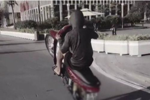'Bốc đầu' xe máy trên đường Độc Lập, thanh niên bị phạt hơn 4 triệu đồng