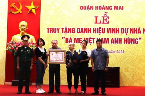 Truy tặng danh hiệu Bà mẹ Việt Nam Anh hùng cho mẹ Bùi Thị Xuýt