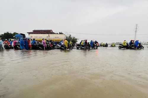 Nước lũ tràn qua QL1A, Quảng Nam cảnh báo rủi ro thiên tai cấp 3