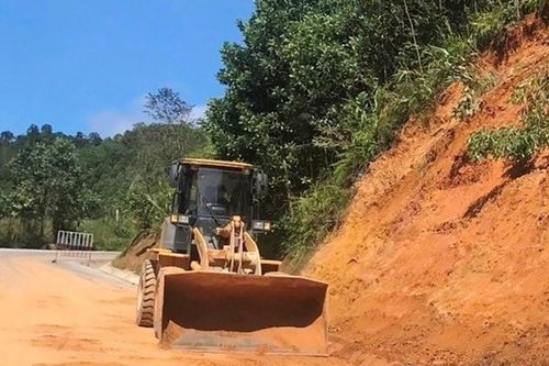 Mưa lũ làm thiệt hại cây trồng, sạt lở bờ biển tại Quảng Nam