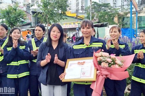 Đà Lạt khen thưởng nữ lao công trả lại 4.700 USD cho du khách