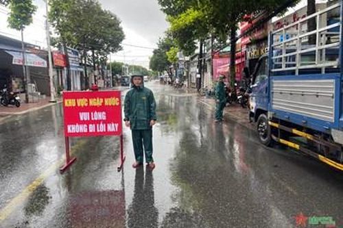 Lực lượng vũ trang tỉnh Bình Dương tích cực phối hợp hỗ trợ người dân khắc phục hậu quả mưa lớn
