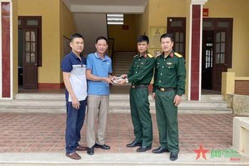 Thiếu tá Nguyễn Văn Vượng nhặt được của rơi trả lại người đánh mất