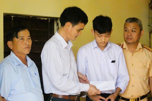 Vắng bóng mẹ rồi, con sớm chiều côi cút…