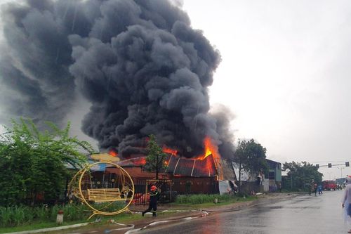 Nỗ lực khống chế thành công vụ cháy tại kho chứa thiết bị nhựa
