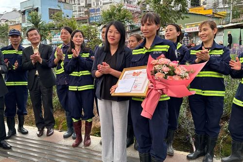 Lâm Đồng: Khen thưởng đột xuất công nhân nhặt cọc USD tìm người trả lại