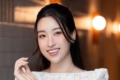Hoa hậu Đỗ Mỹ Linh khoe nhan sắc 'mẹ bỉm sữa' rạng rỡ