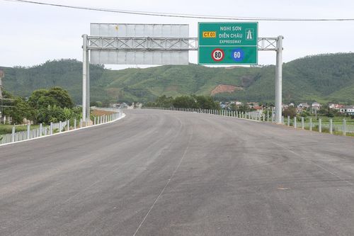 Nghi vấn mặt đường cao tốc Nghi Sơn - Diễn Châu bị đổ hóa chất phá hoại