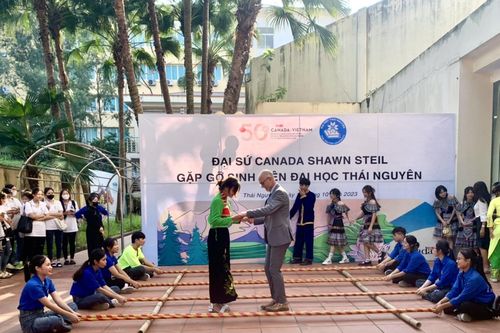 Đại sứ Canada gặp gỡ giao lưu với sinh viên Đại học Thái Nguyên