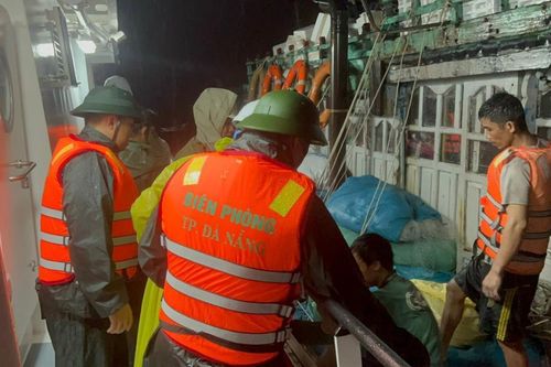 Hành trình thoát 'cửa tử' của tàu cá TH-90929TS