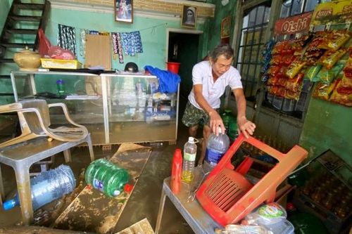 Nước rút, người dân Đà Nẵng khổ sở dọn dẹp vệ sinh nhà cửa
