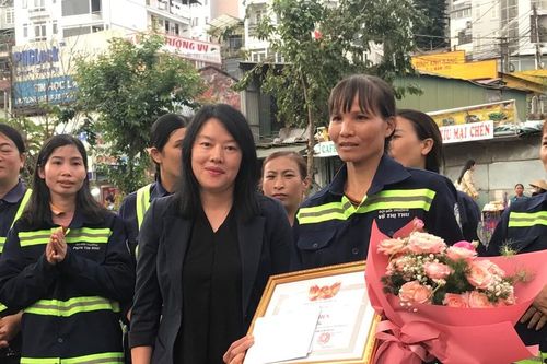 Khen thưởng nữ công nhân môi trường trả lại 4.700 USD và máy tính cho du khách