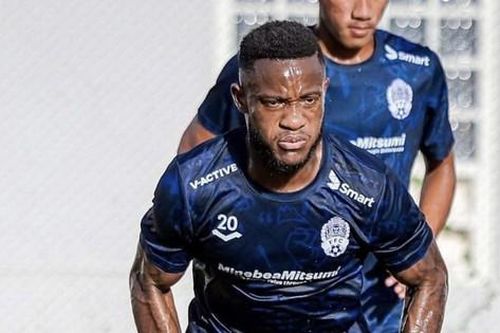 Tiền đạo nhập tịch tuyển Campuchia khóc nức nở vì bị FIFA cấm ra sân