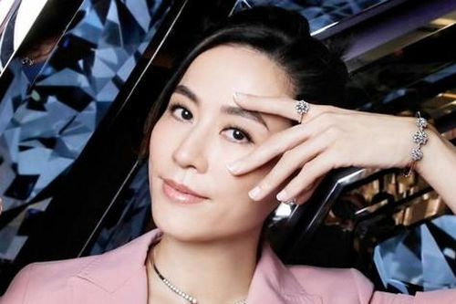 Tuyên Huyên sống độc thân, giàu có ở tuổi 53