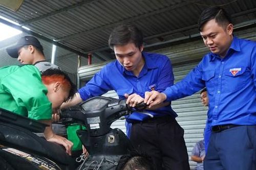 Sinh viên dầm mưa, sửa xe miễn phí cho người dân ở 'rốn ngập' Đà Nẵng
