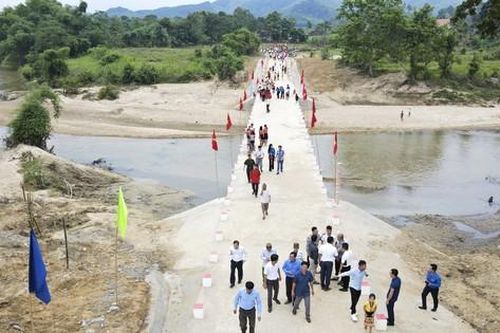 Hành trình xây cầu vượt lũ ở xã nghèo miền núi bị chia cắt hàng chục năm
