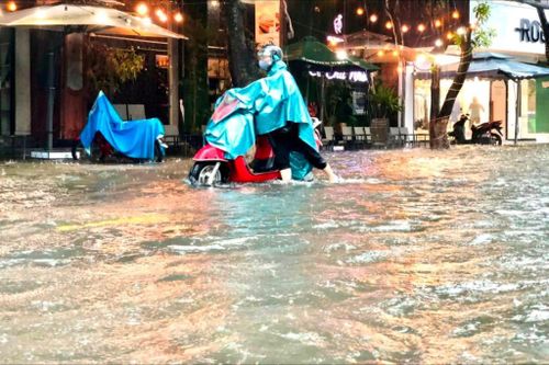 Quảng Ngãi: Mưa lớn gây ngập nhiều tuyến đường trung tâm thành phố