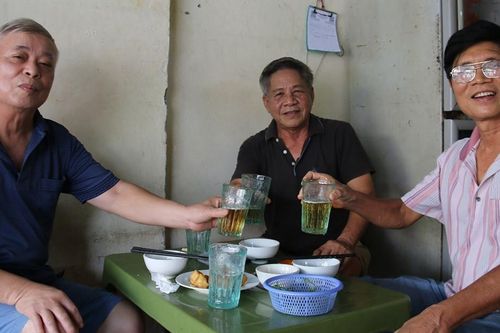 Bia vàng rót vào cốc xanh, làm sao có thể thay thế