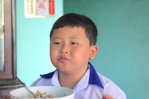 Mồ côi cha mẹ, bé trai 9 tuổi chỉ ước được ăn no
