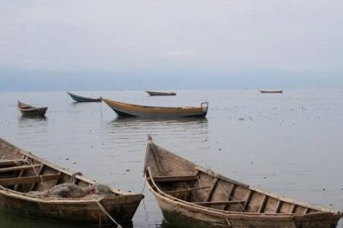 Lật thuyền chở 300 người ở Congo, ít nhất 30 người chết