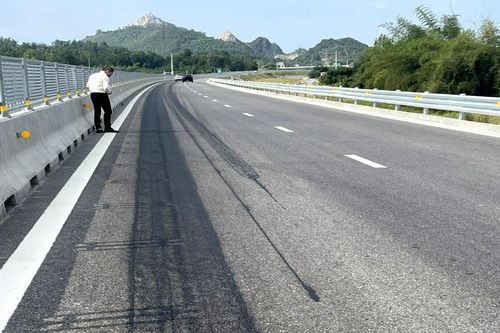 Cao tốc qua Thanh Hóa nghi bị đổ hóa chất phá hoại mặt đường