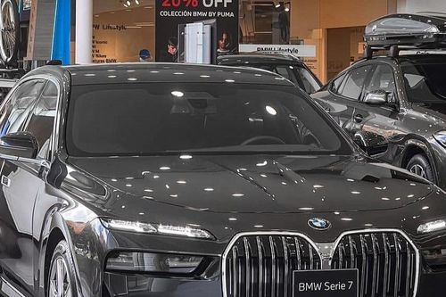 Cạnh tranh Mercedes, giá xe sang BMW 7-Series tiếp tục 'rớt' gần nửa tỷ đồng