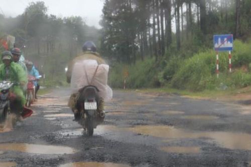 Cử tri than phiền Quốc lộ 27 xuống cấp, Bộ GTVT nêu 'không bố trí được vốn'