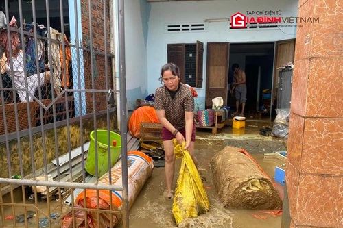 Bì bõm dọn nhà trong nước lũ