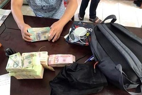 Nhận lại ba lô chứa 365 triệu đồng bỏ quên ở trụ sở Công an
