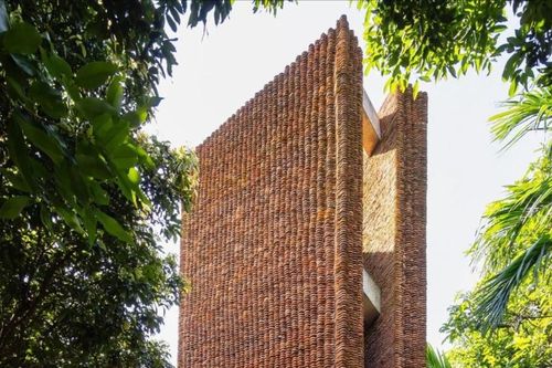 Nhà độc lạ xây từ 5 triệu viên ngói cổ của danh hài Xuân Hinh