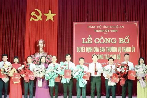 Thành ủy Vinh công bố các quyết định về công tác cán bộ