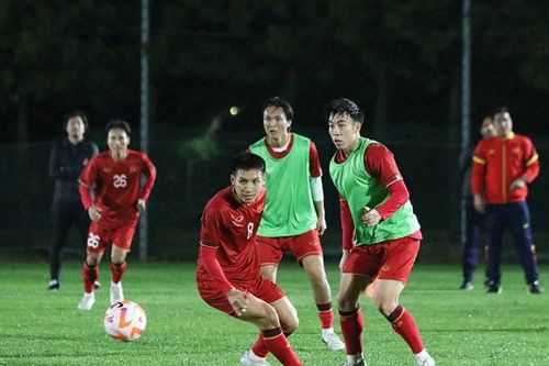 ĐT Việt Nam gặp khó ngay khi đặt chân đến Hàn Quốc; Tiền vệ ĐT Việt Nam - Nguyễn Tuấn Anh: Chuyện hướng dương ngược nắng và Con cá lớn trong ao tù