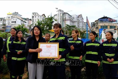 Khen thưởng nữ công nhân môi trường trả lại gần 100 triệu đồng cho du khách