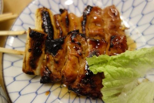 Quán thịt xiên nướng gây sốc với lọ nước sốt suốt 60 năm không rửa