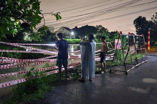 Bình Dương: Mưa lớn, cầu trôi, nhà ngập sâu ảnh hưởng tới người dân