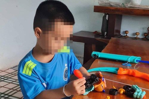Chưa tìm thấy người thân cho bé trai khoảng 4 tuổi bị thả giữa đường