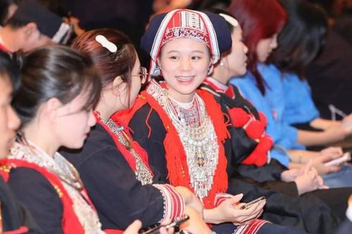Chào đón tân sinh viên dân tộc Dao 'xuống Hà Nội tìm con chữ'
