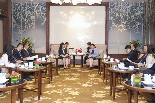 Thứ trưởng Bộ Công Thương Phan Thị Thắng tiếp Phó Thị trưởng thành phố Trùng Khánh (Trung Quốc)