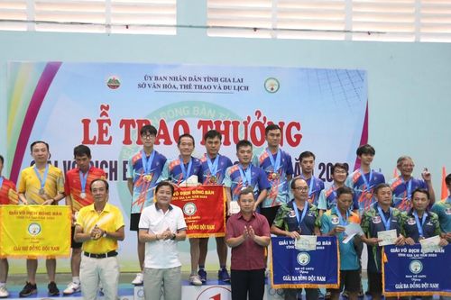 Trao gần 20 triệu đồng tiền thưởng cho các tay vợt xuất sắc Giải Vô địch Bóng bàn tỉnh Gia Lai